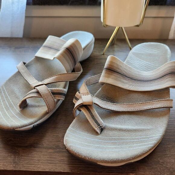 Merrell Size 11 Tan Slip On Casual Sandals - Picture 2 of 10